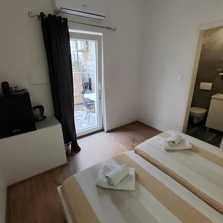 Zorić Apartments&rooms 2 *