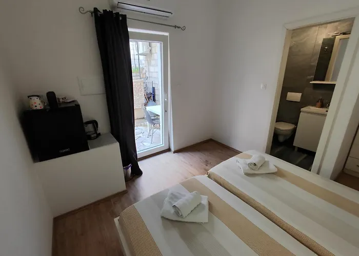 Zorić Apartments&rooms 2 *